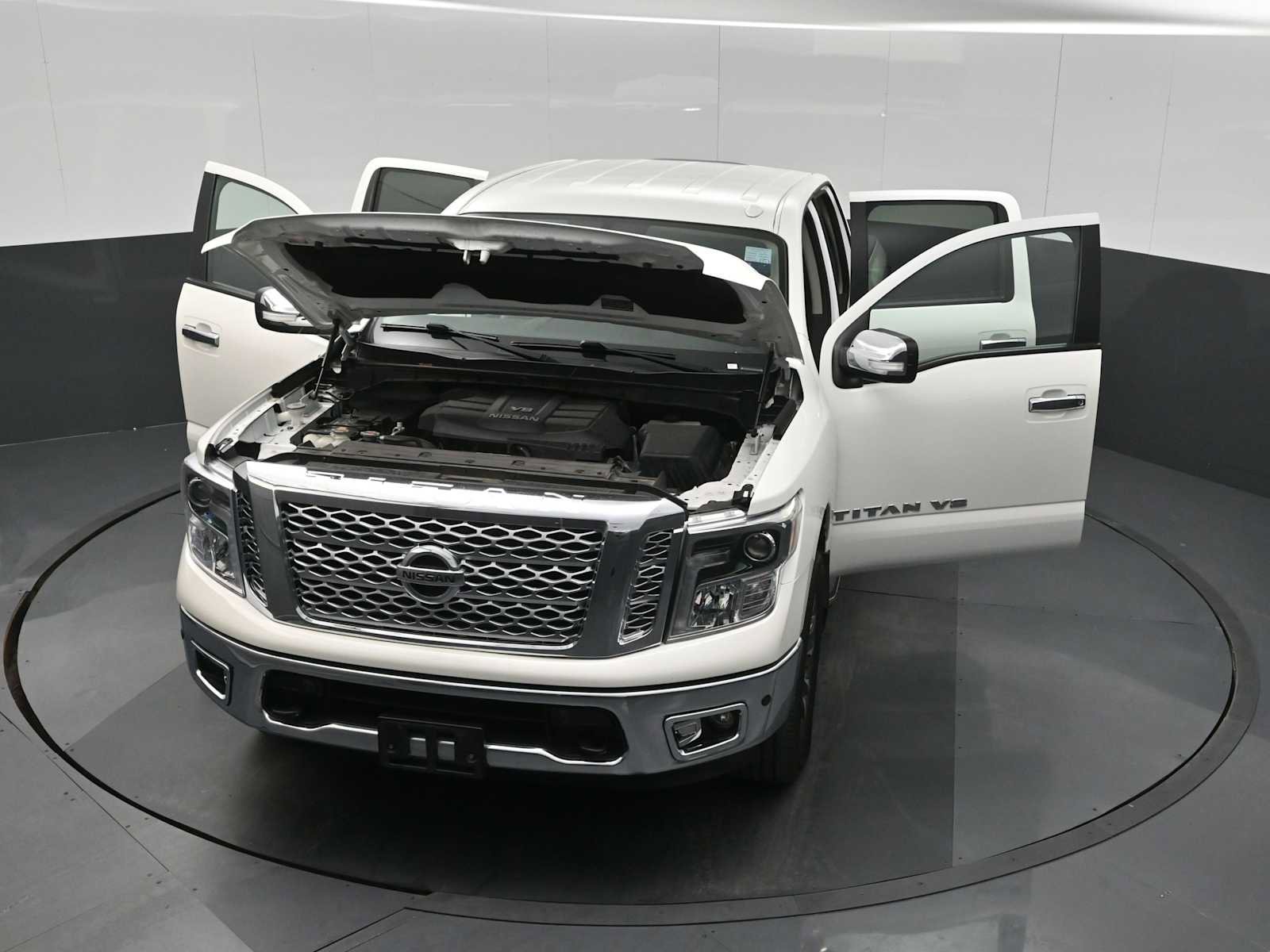 Used 2019 Nissan Titan SL image 32