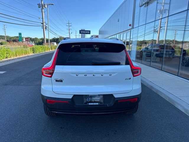 Certified 2025 Volvo XC40 B5 Plus AWD/4WD image 4