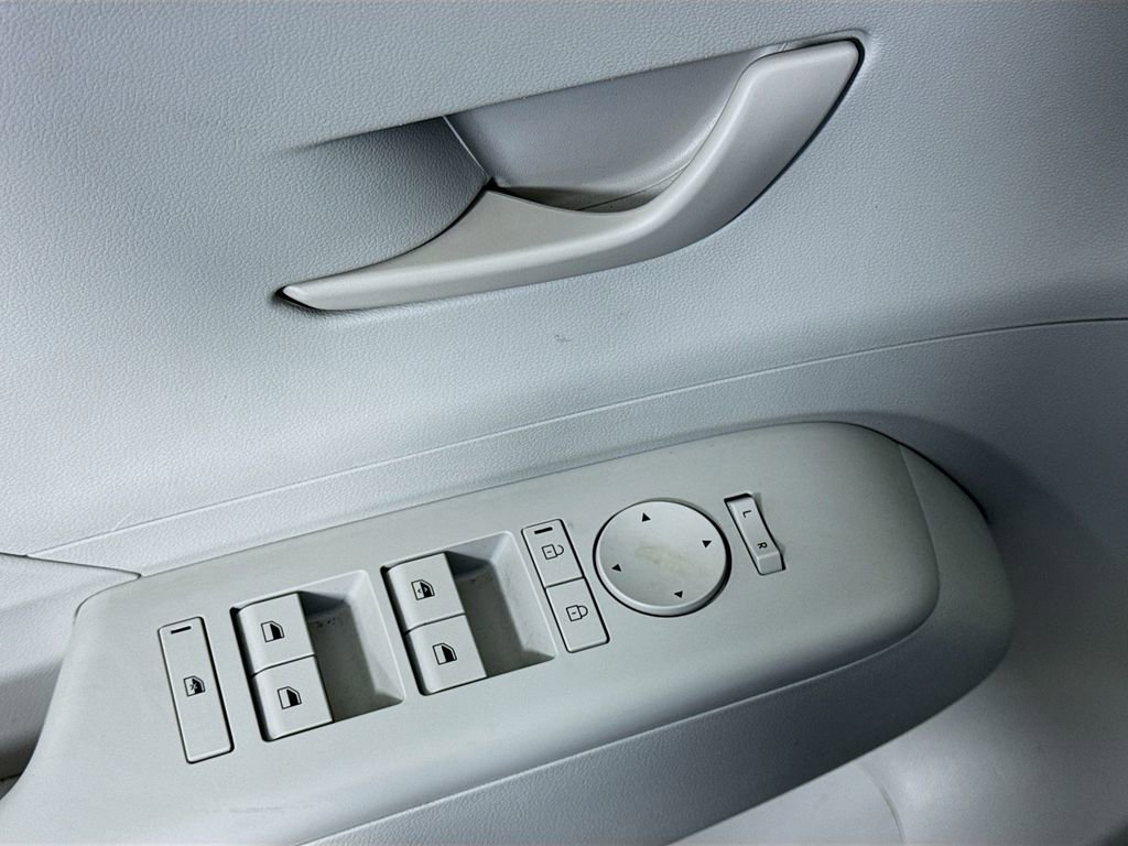 Used 2025 Hyundai Kona SEL FWD image 18