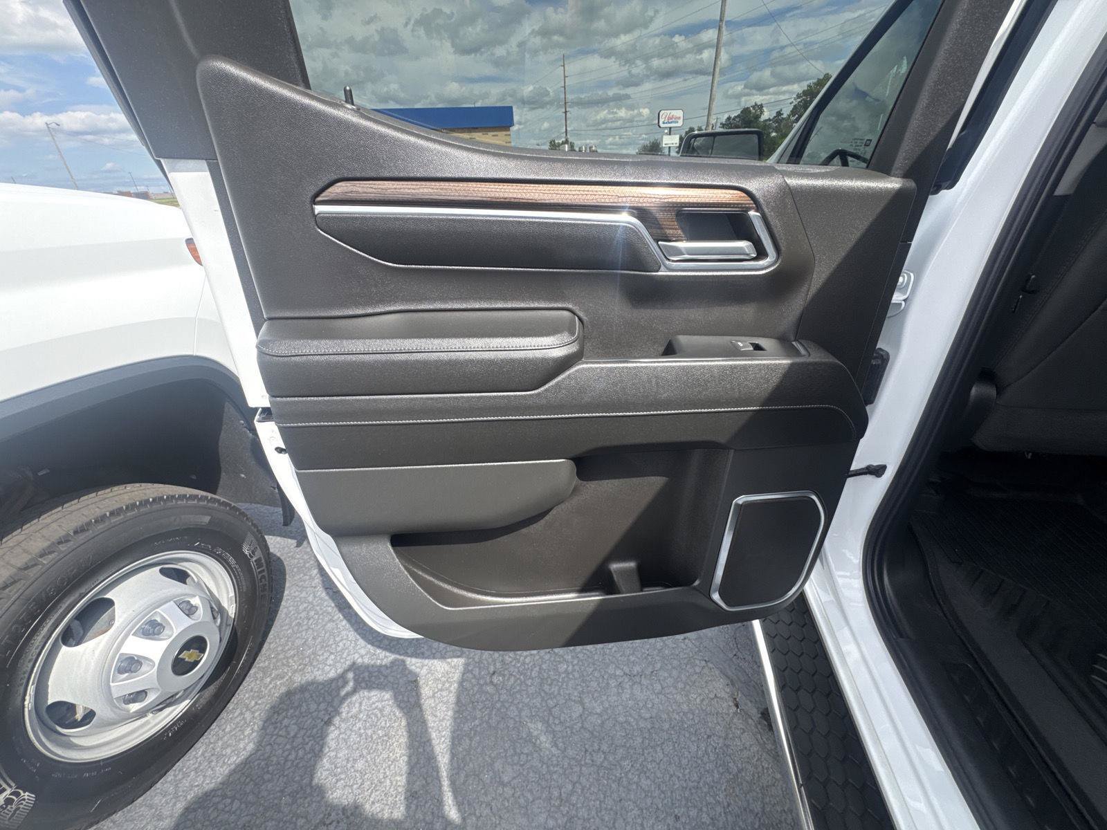 Used 2023 Chevrolet Silverado 1500 LT AWD/4WD image 12