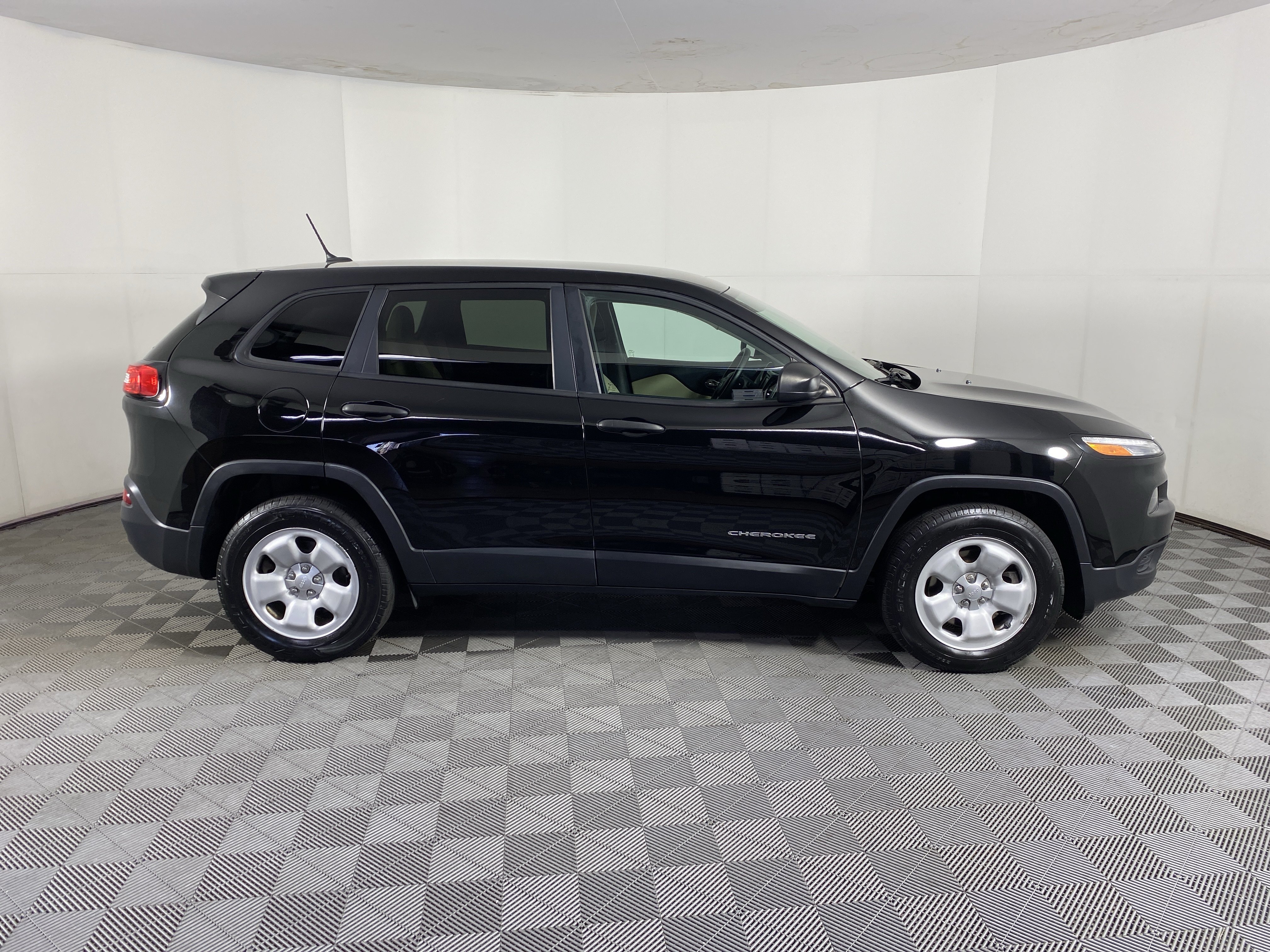 Used 2017 Jeep Cherokee Sport AWD/4WD image 4