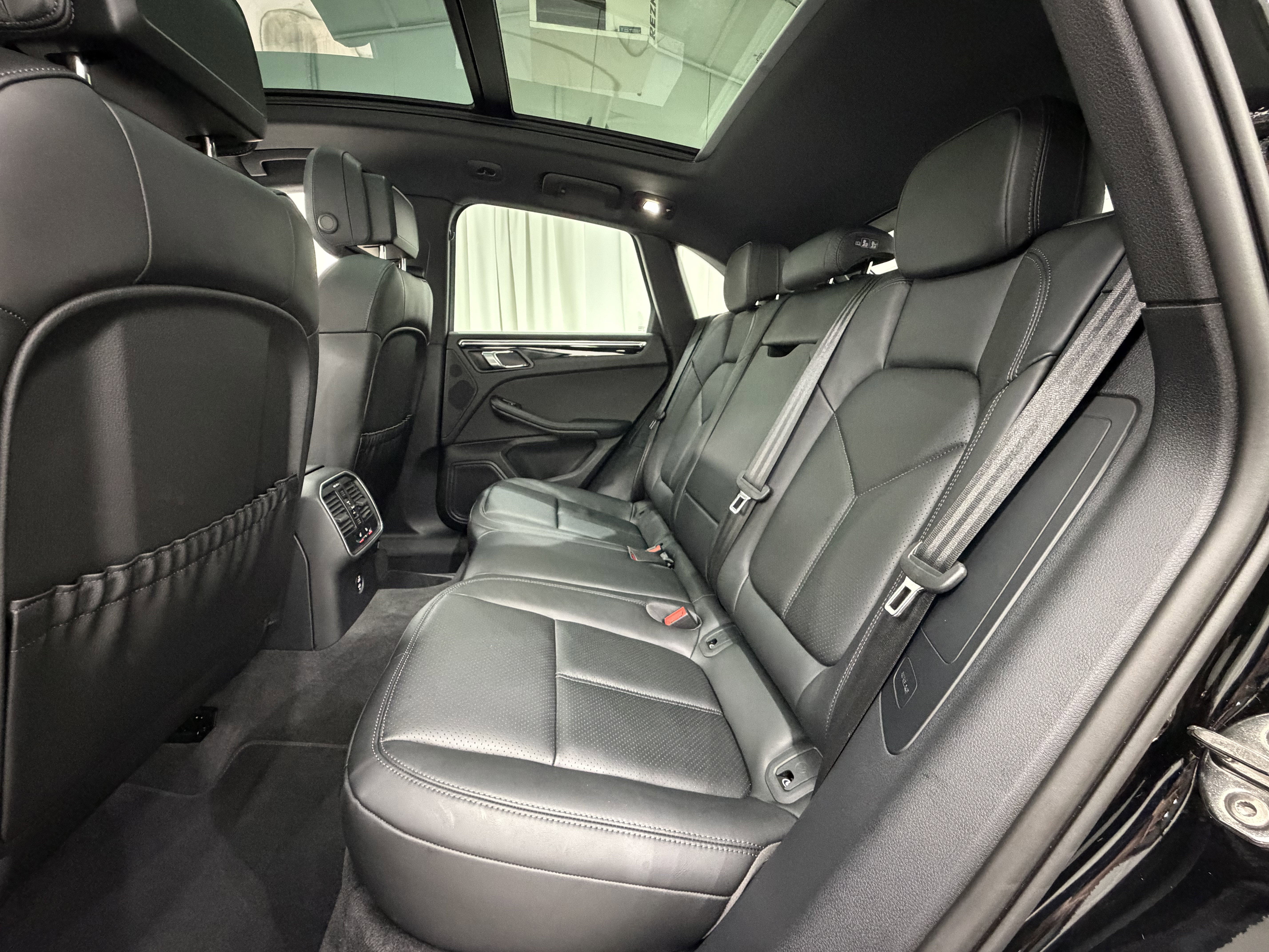 Certified 2025 Porsche Macan AWD/4WD image 20