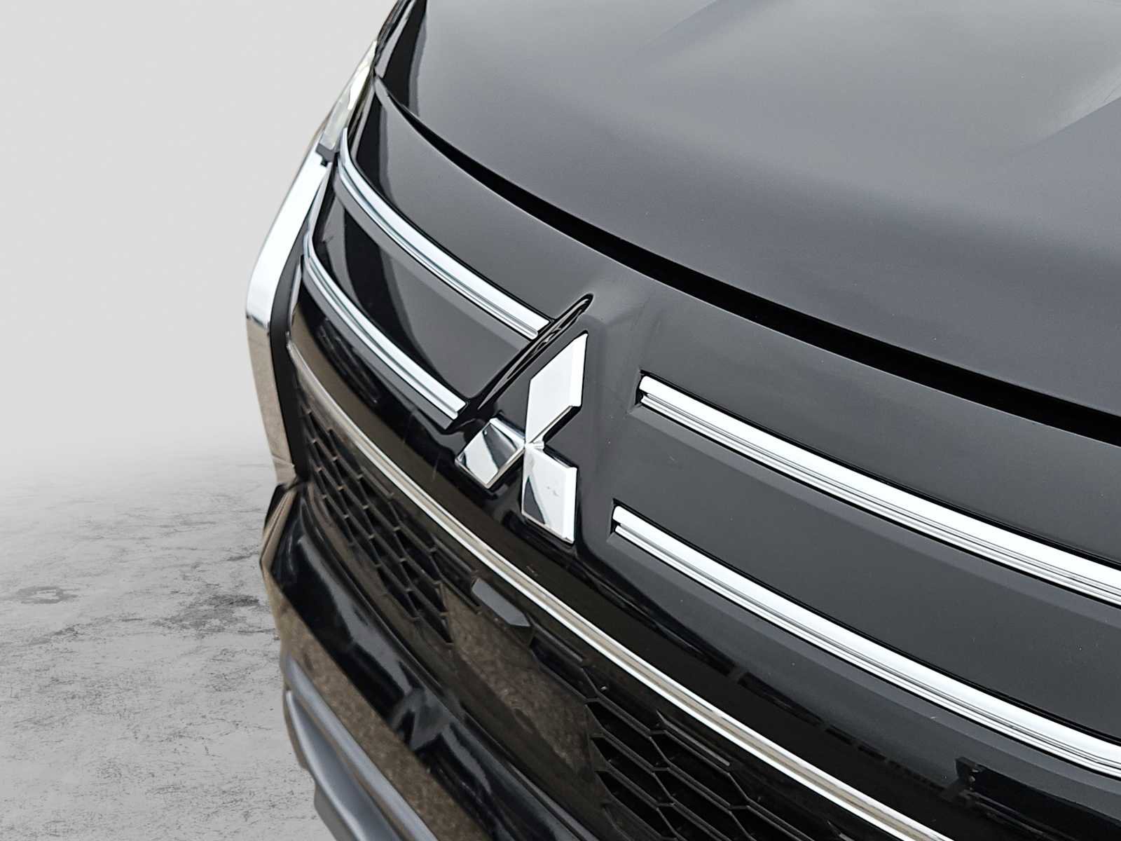 Used 2025 Mitsubishi Outlander SE image 13