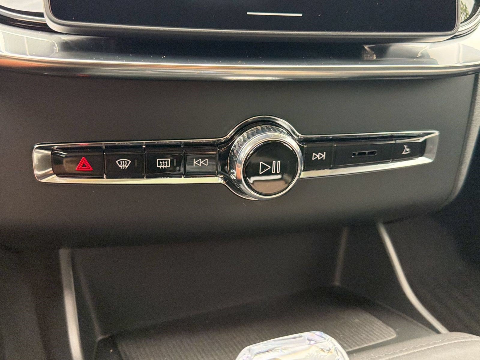 Certified 2025 Volvo XC90 B5 Plus AWD/4WD image 17
