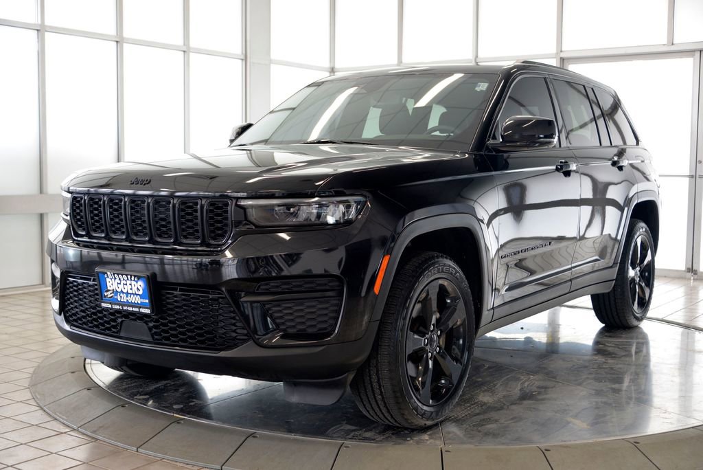 Used 2023 Jeep Grand Cherokee Altitude AWD/4WD image 4