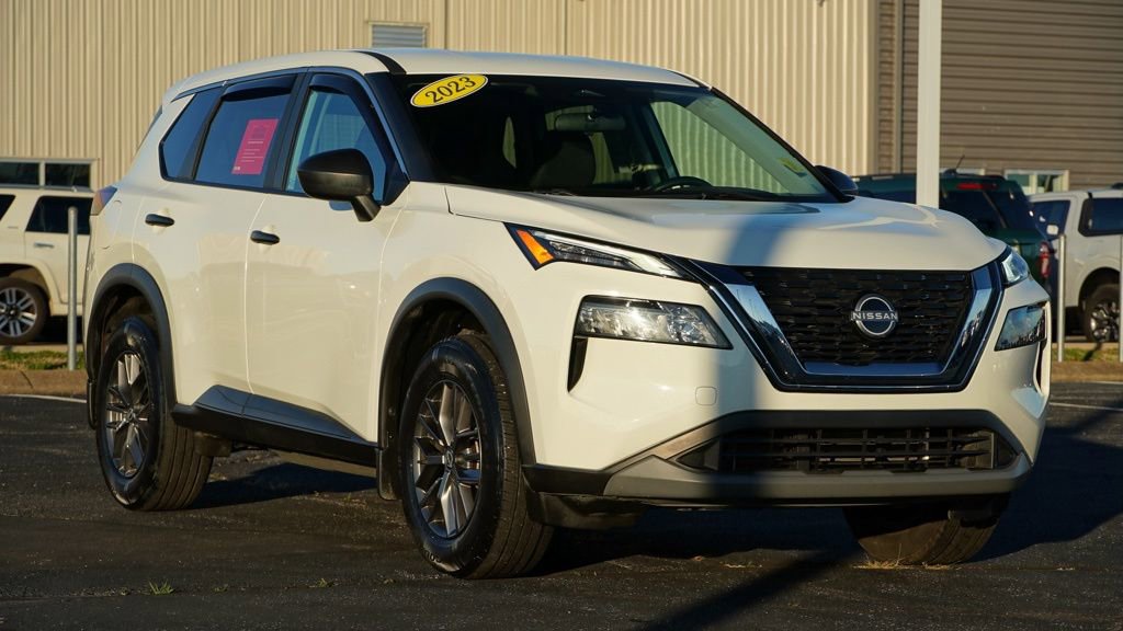 Used 2023 Nissan Rogue S image 2