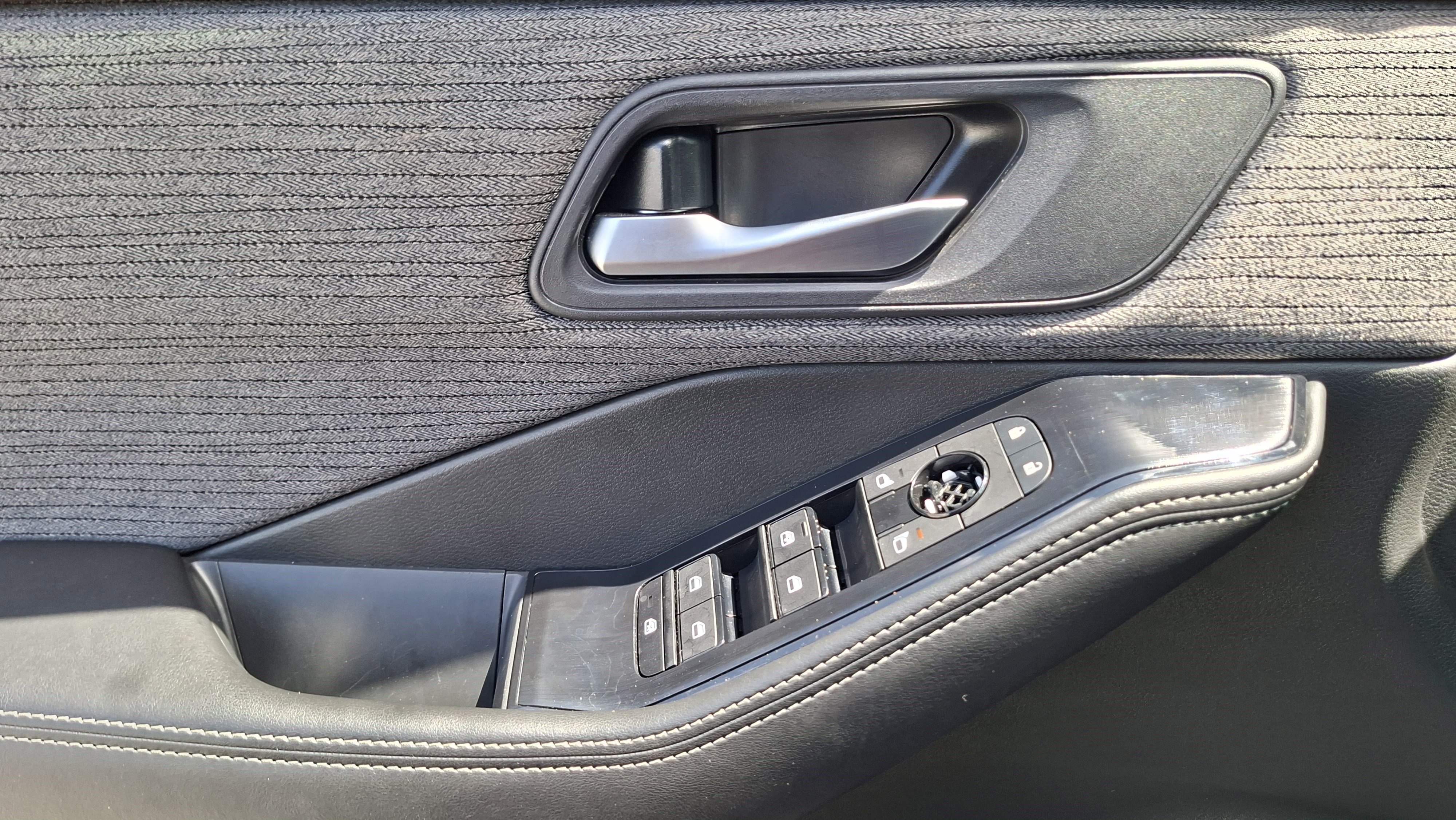 Used 2023 Nissan Rogue SV image 17