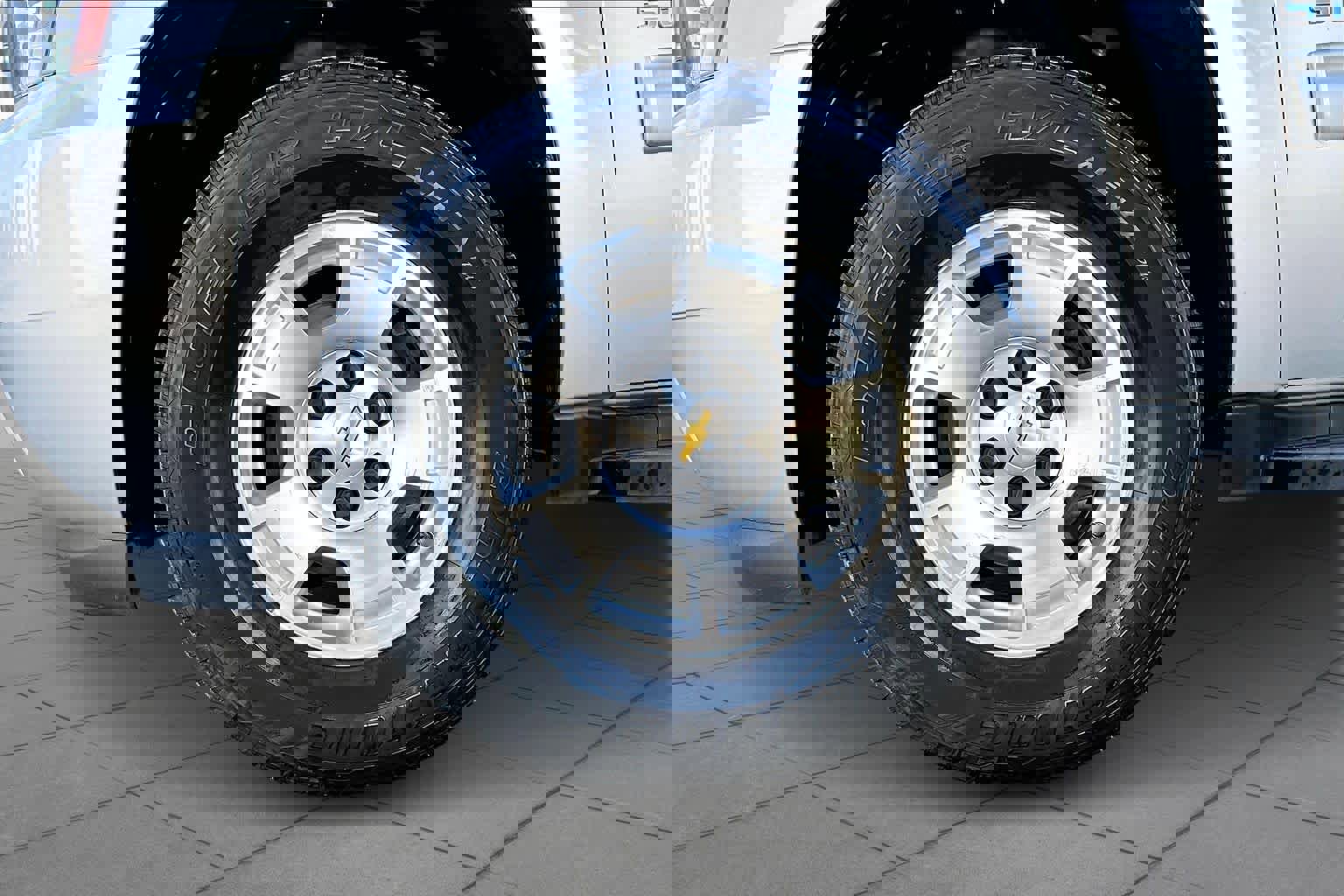 Used 2010 Chevrolet Suburban LT image 10