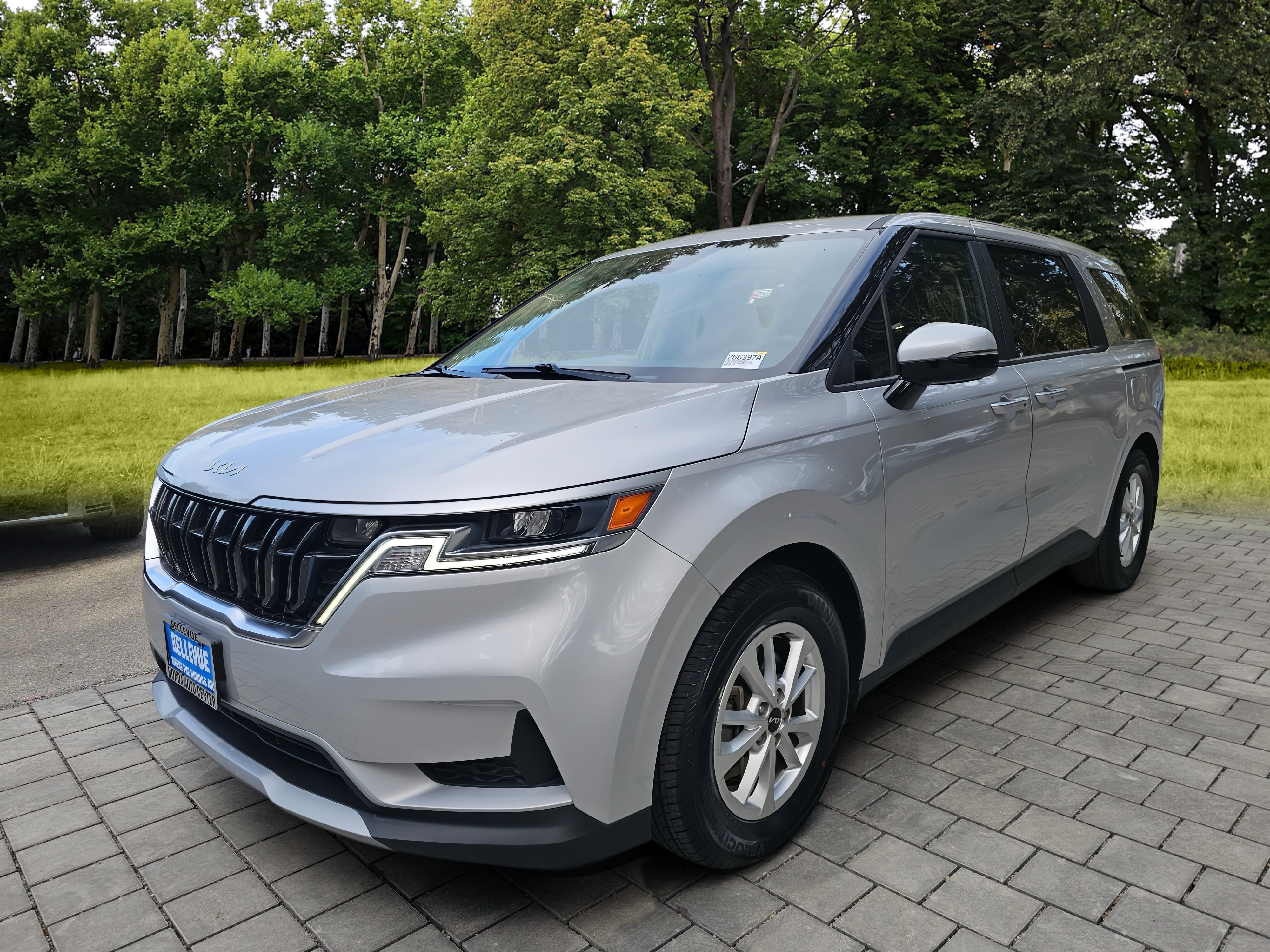 Used 2022 Kia Carnival LX FWD image 3