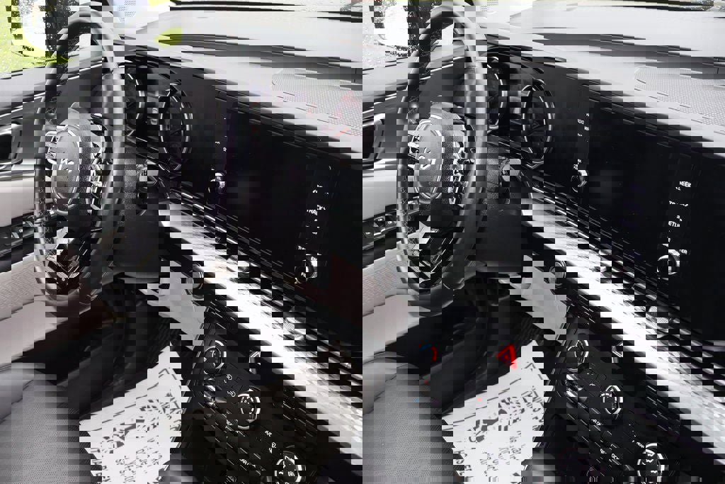 Used 2023 Kia Carnival LX image 8