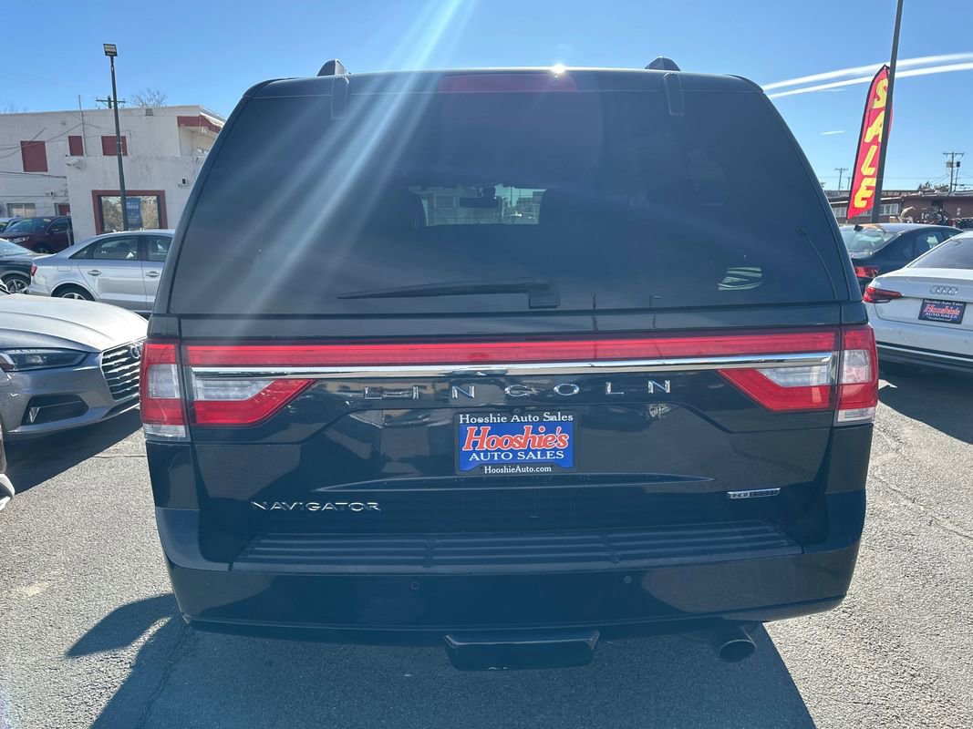 Used 2015 Lincoln Navigator image 13