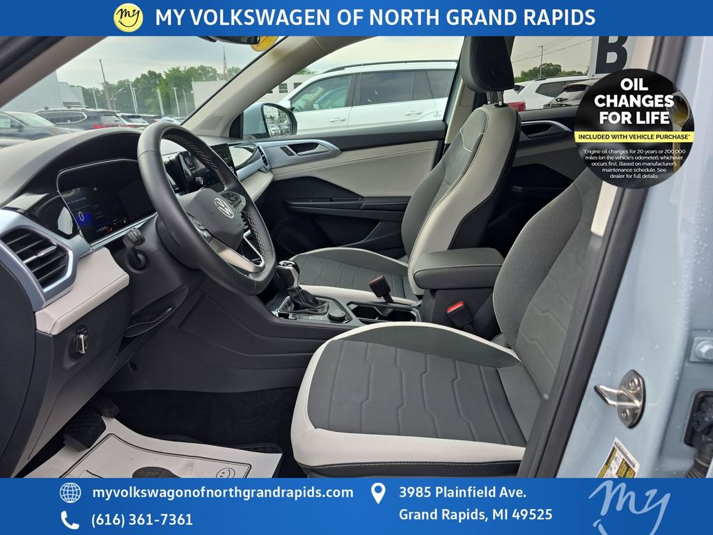 Used 2025 Volkswagen Taos SE w/ Panoramic Sunroof Package AWD/4WD image 10