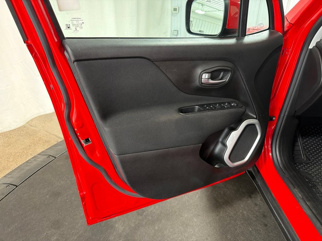Used 2020 Jeep Renegade Latitude w/ Cold Weather Group AWD/4WD image 4