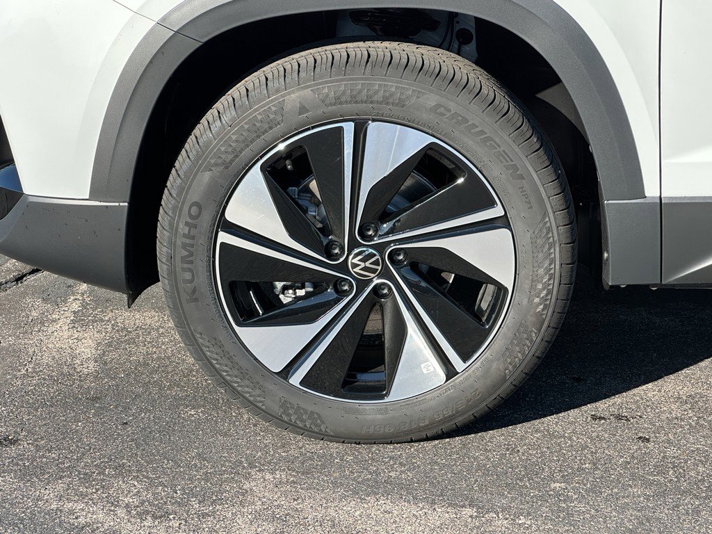 New 2025 Volkswagen Taos SE image 6