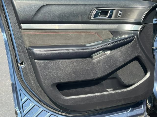Used 2018 Ford Explorer XLT w/ Equipment Group 202A AWD/4WD image 15