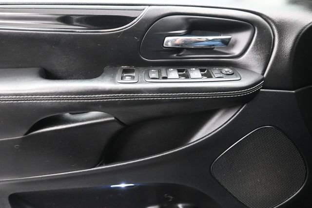 Used 2016 Dodge Grand Caravan SXT FWD image 27