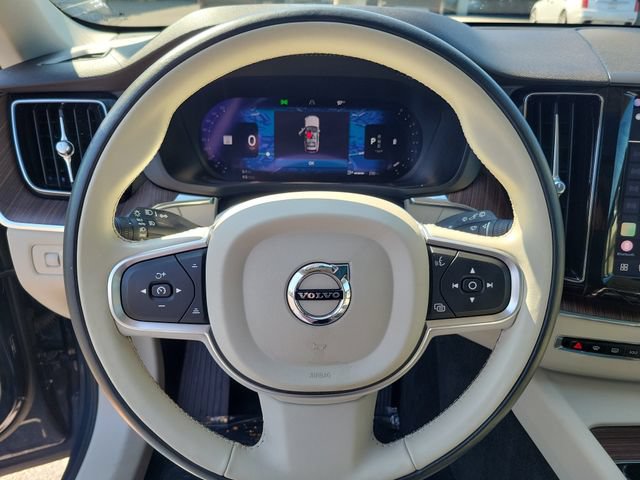 Used 2022 Volvo XC60 B5 Momentum w/ Climate Package FWD image 14