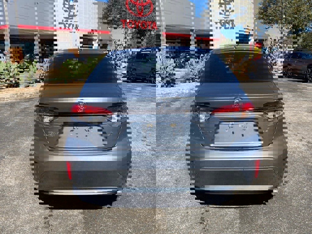 Used 2022 Toyota Corolla LE image 6