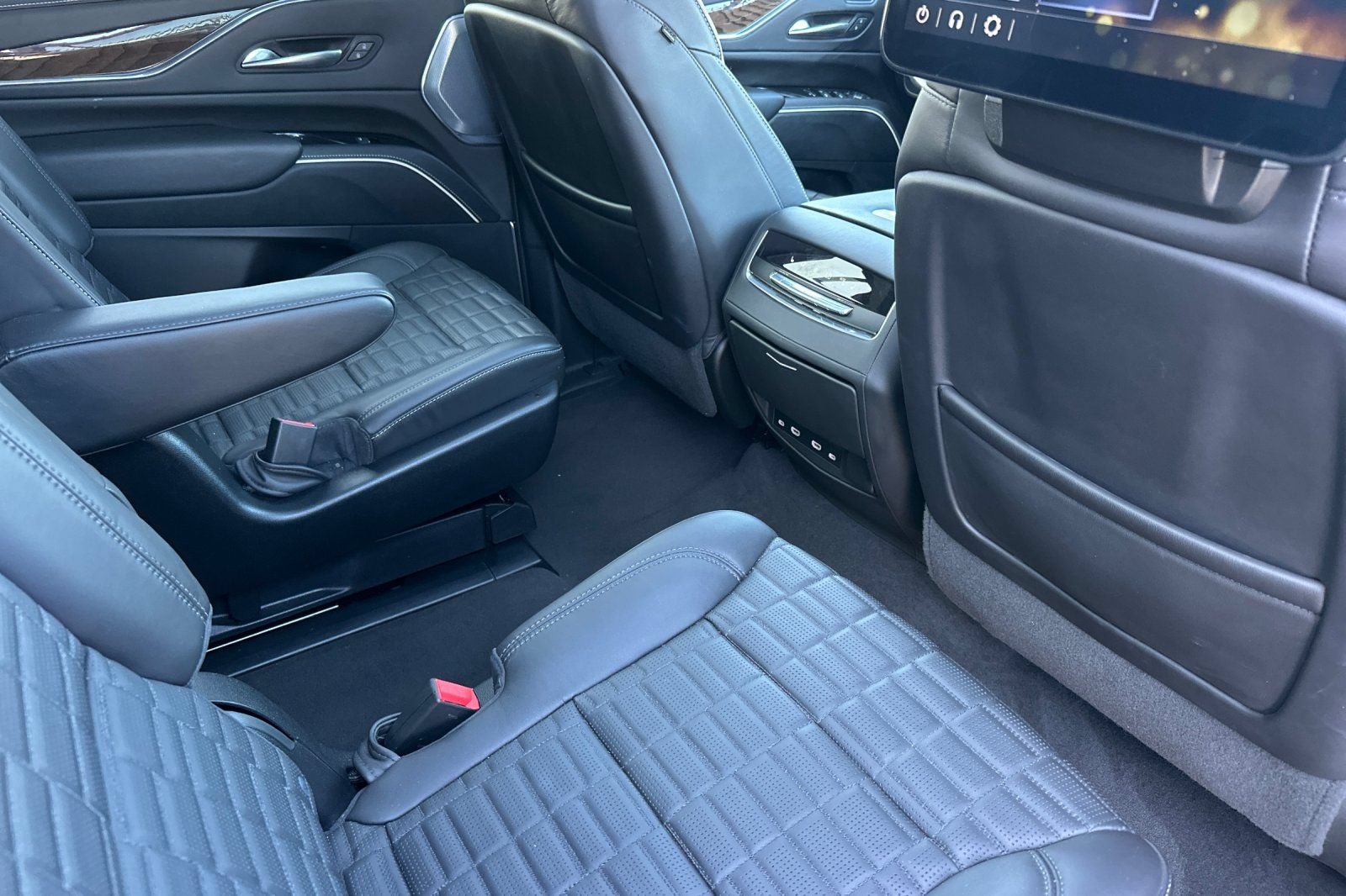 Used 2024 Cadillac Escalade Premium Luxury Platinum AWD/4WD image 19