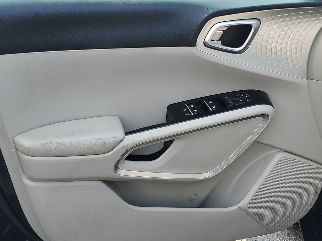 Used 2020 Kia Soul LX FWD image 5