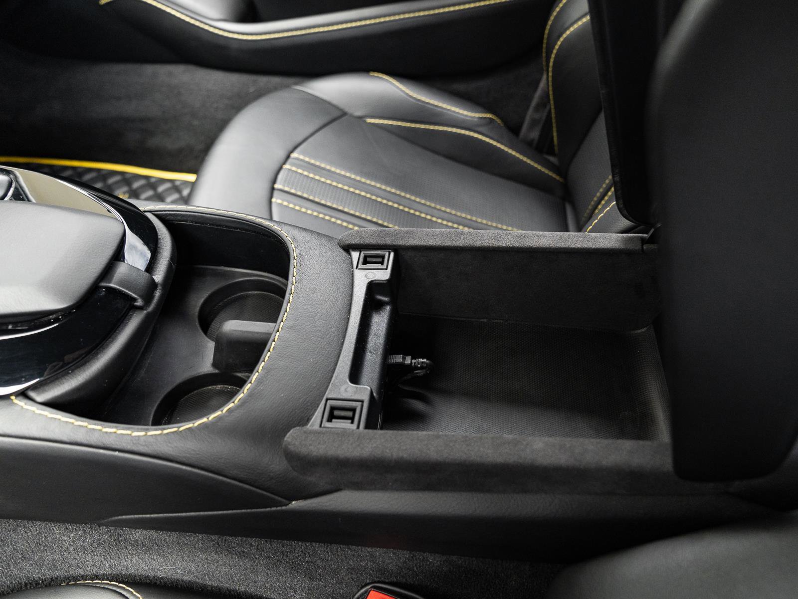 Used 2020 Aston Martin V8 Vantage Coupe image 24