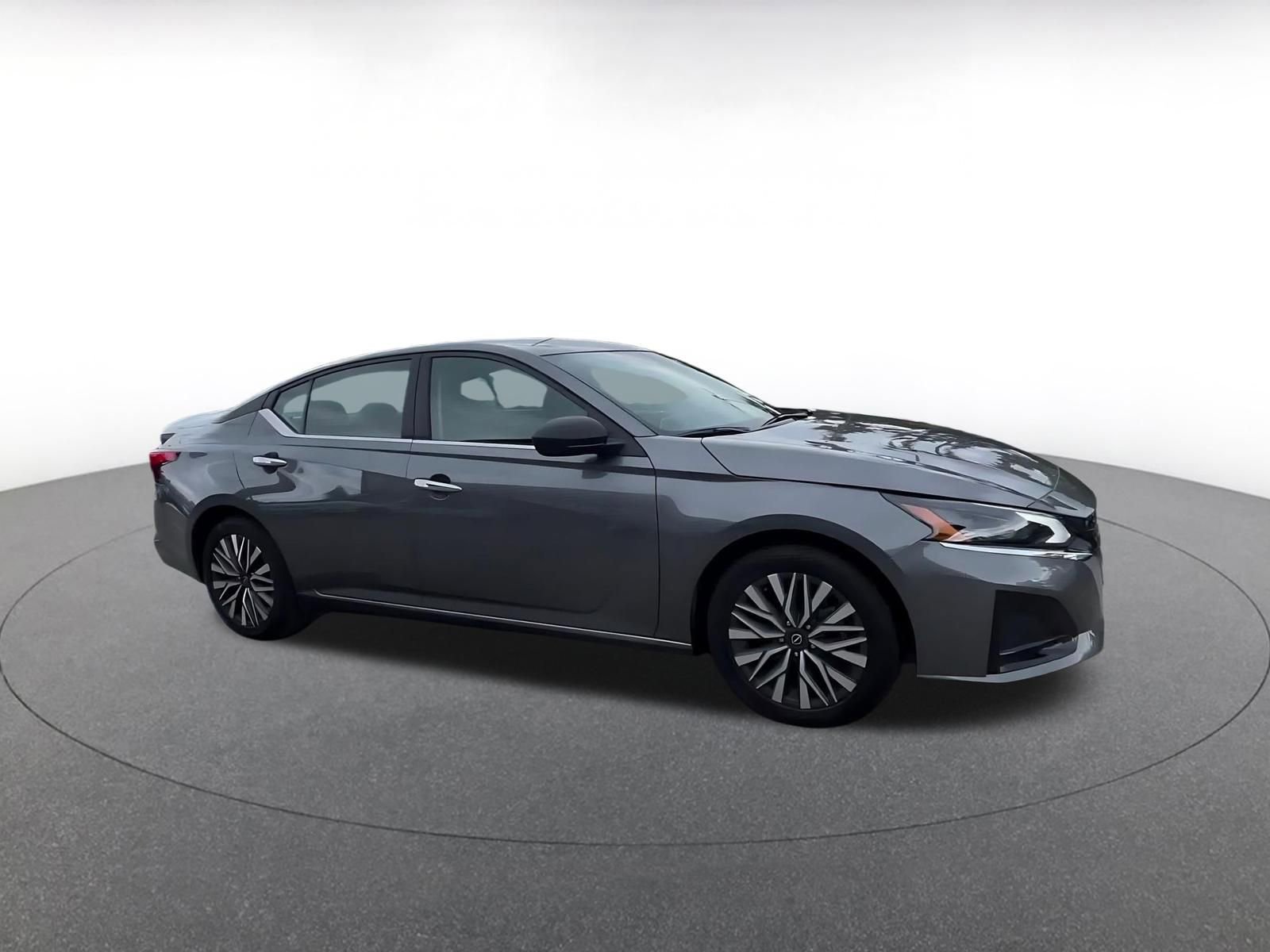 Used 2025 Nissan Altima 2.5 SV FWD image 2