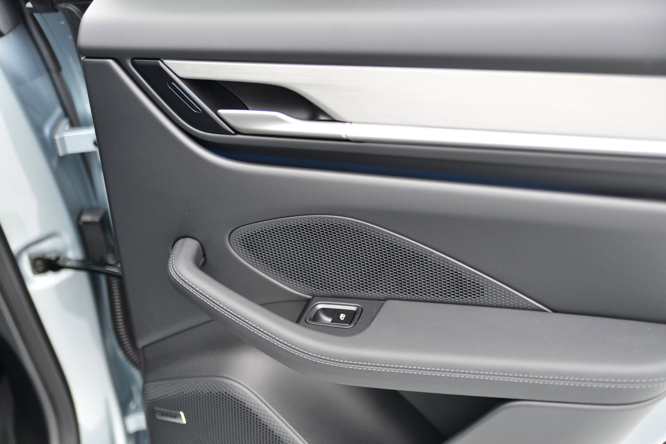 Certified 2025 Porsche Macan 4 Electric image 26