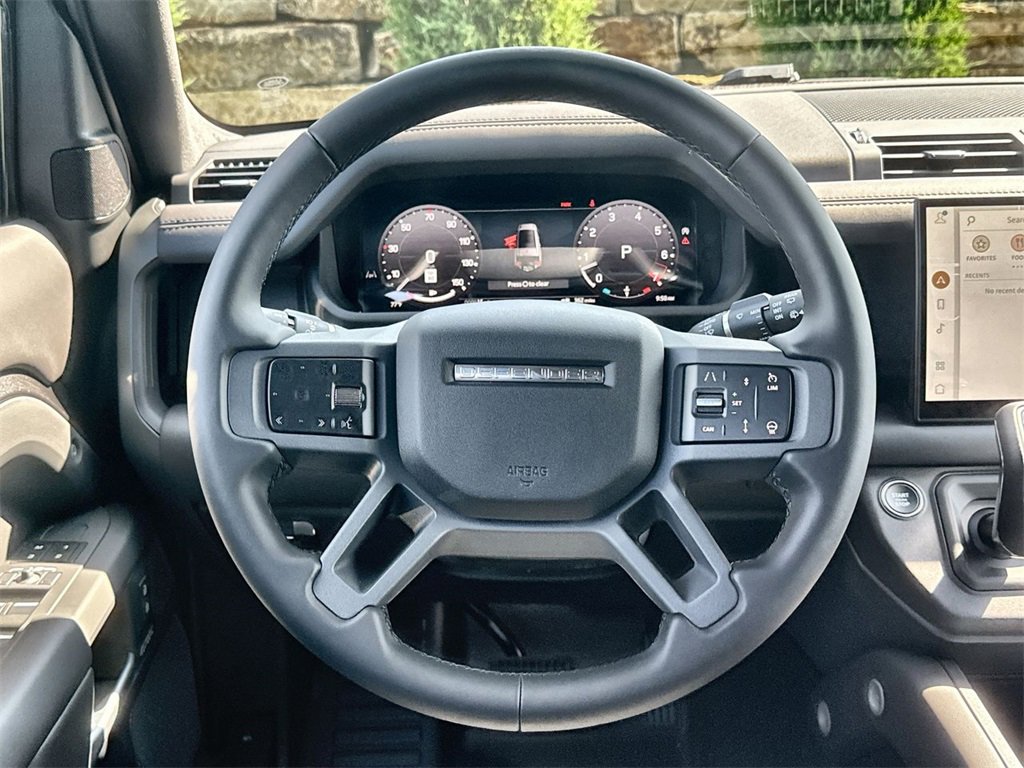 Used 2025 Land Rover Defender 130 X-Dynamic SE image 21