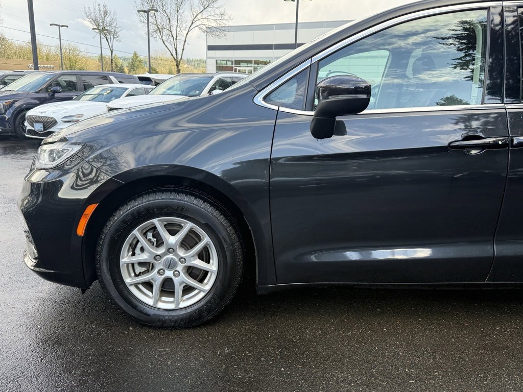 Used 2023 Chrysler Pacifica Touring-L image 8