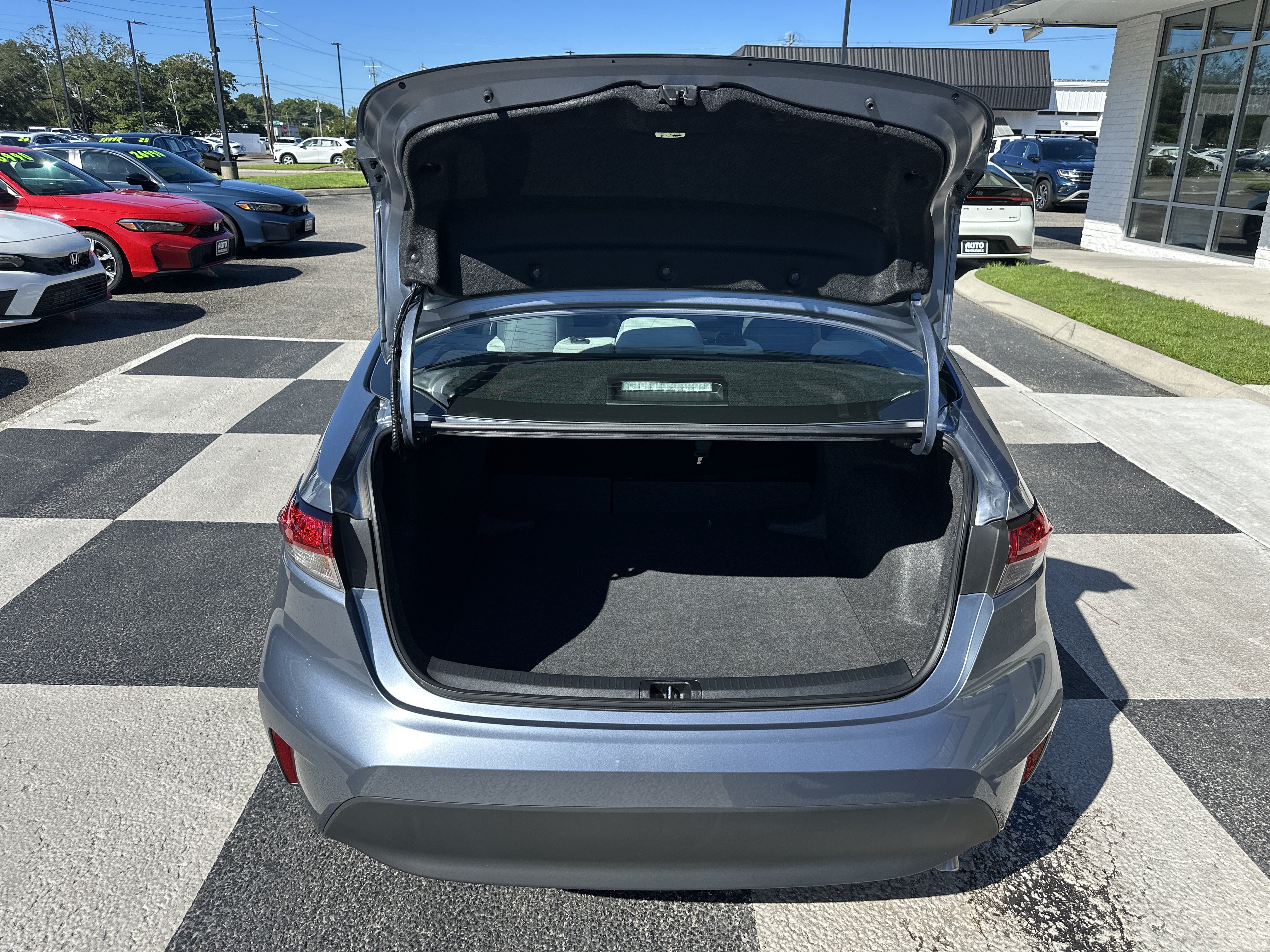 Used 2025 Toyota Corolla LE FWD image 5