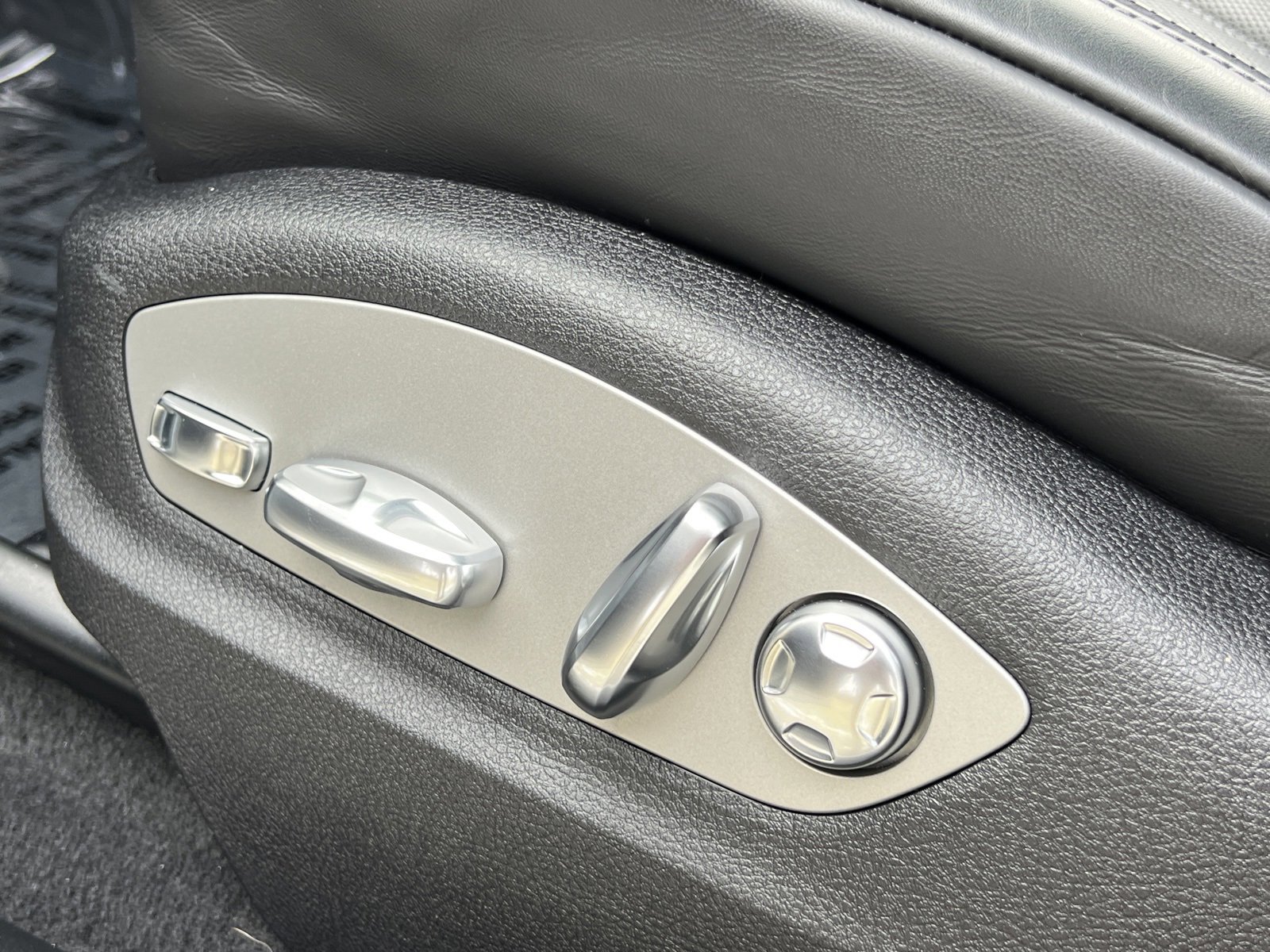 Certified 2025 Porsche Macan Turbo image 34