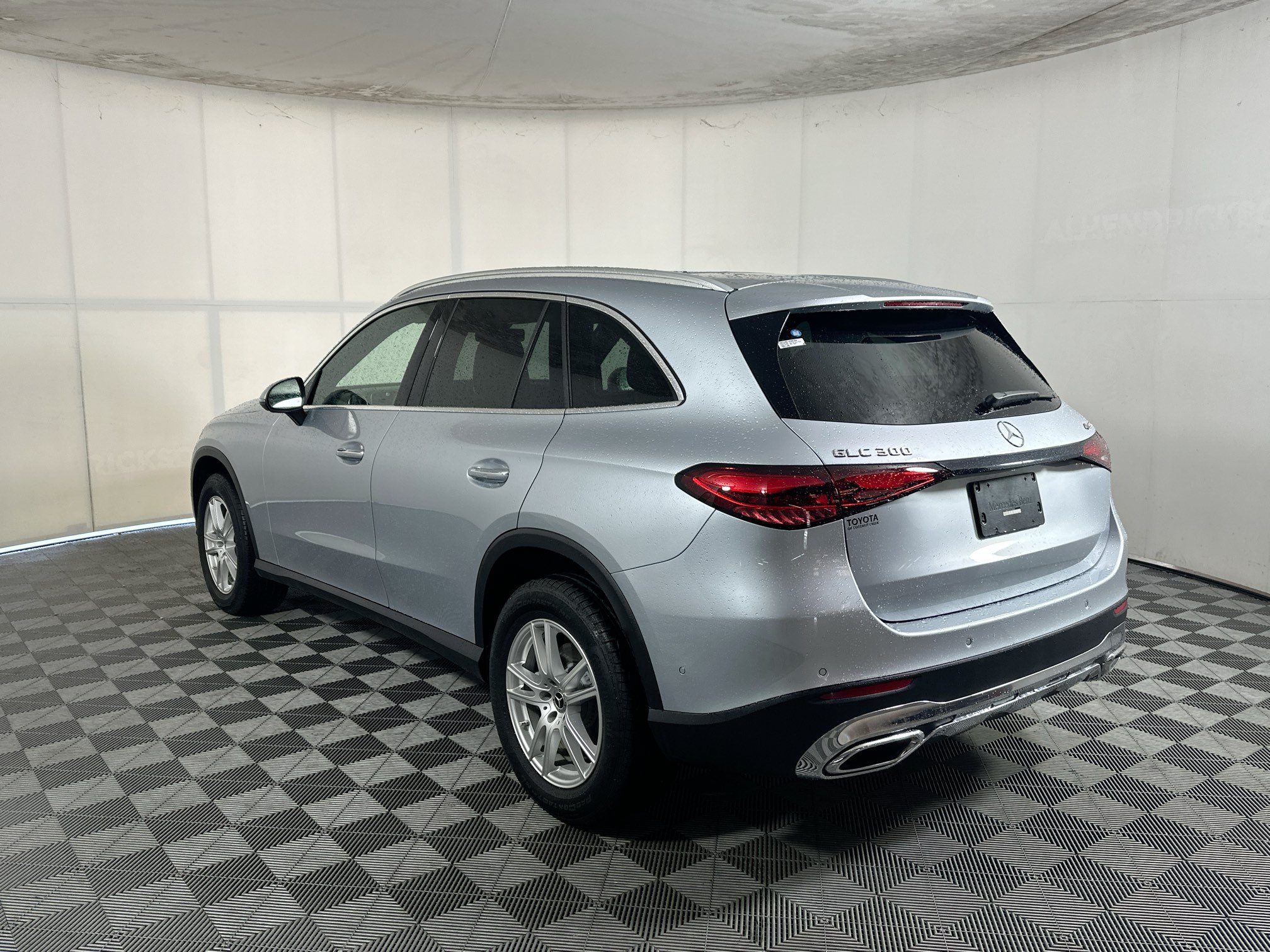 Used 2025 Mercedes-Benz GLC 300 4MATIC image 5