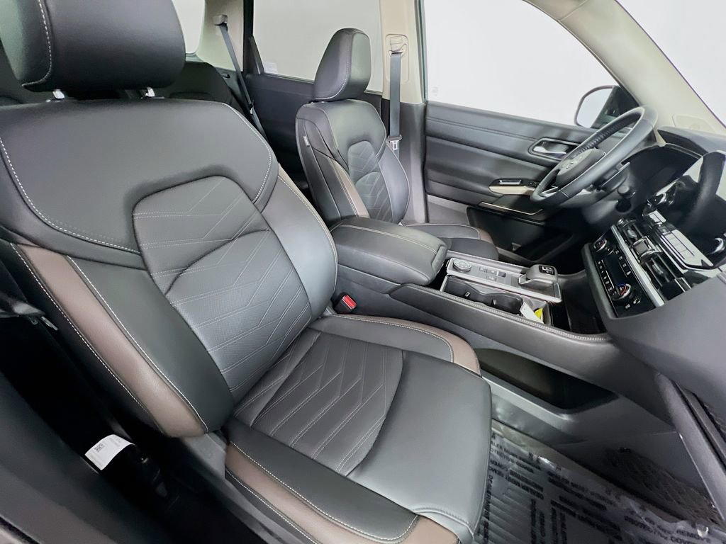 Used 2025 Nissan Pathfinder Platinum image 36