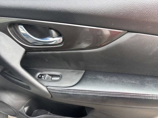 Used 2020 Nissan Rogue SV FWD image 40