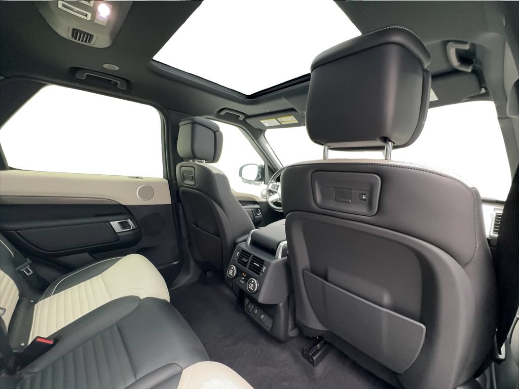 Used 2023 Land Rover Discovery Metropolitan Edition AWD/4WD image 28