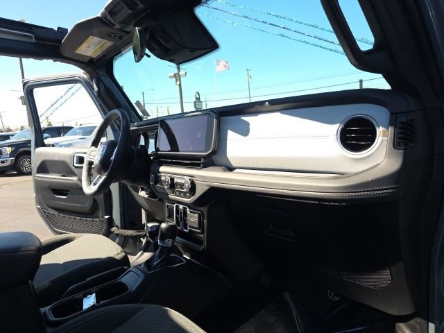 Used 2025 Jeep Wrangler Unlimited Sahara w/ Safety Group AWD/4WD image 41