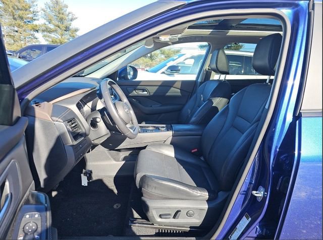 Used 2023 Nissan Rogue SV w/ SV Premium B Package image 6