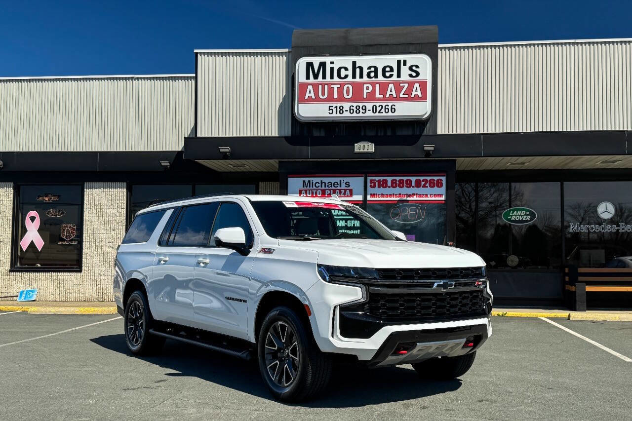 Used 2022 Chevrolet Suburban Z71 w/ Luxury Package AWD/4WD image 2