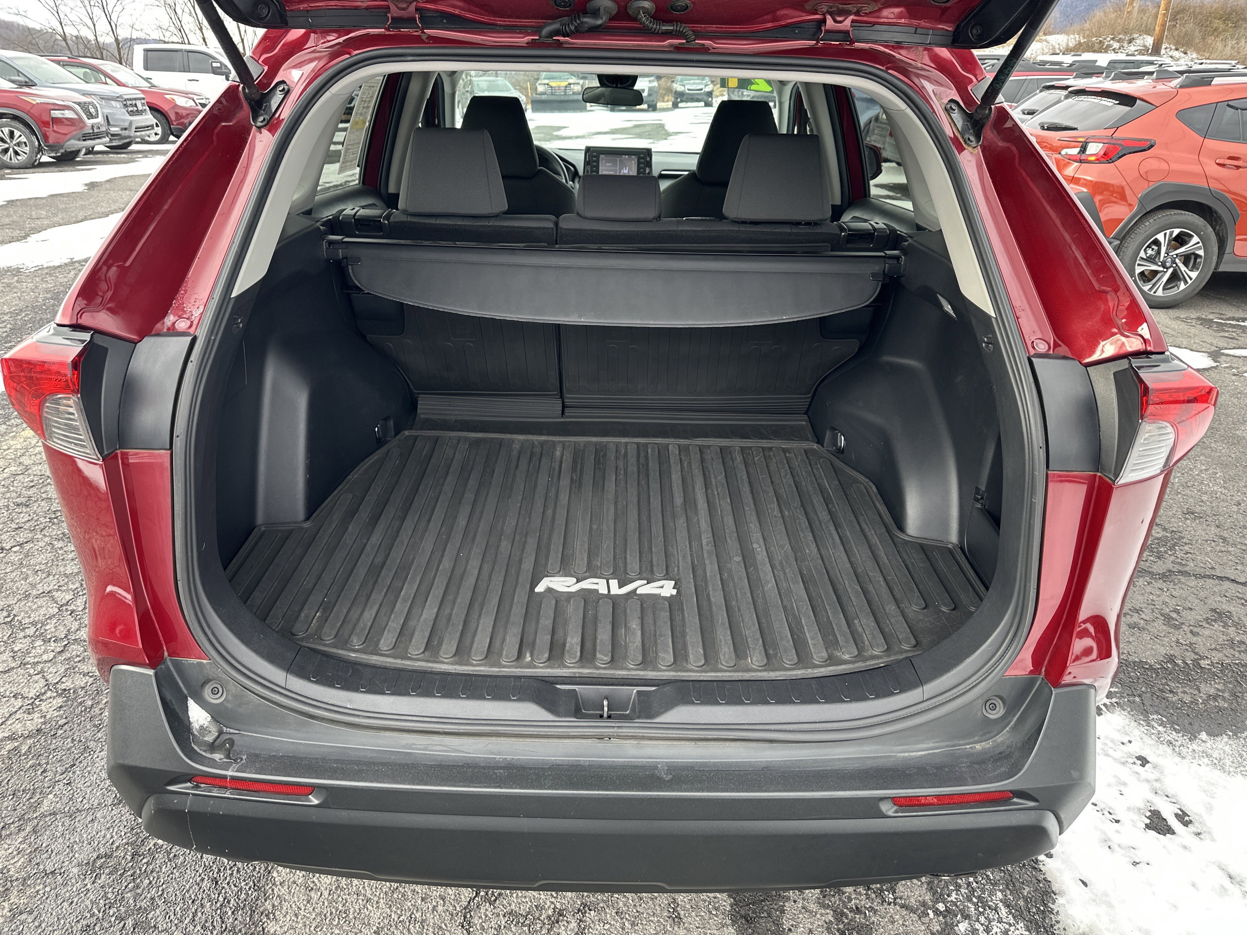 Used 2021 Toyota RAV4 XLE image 5