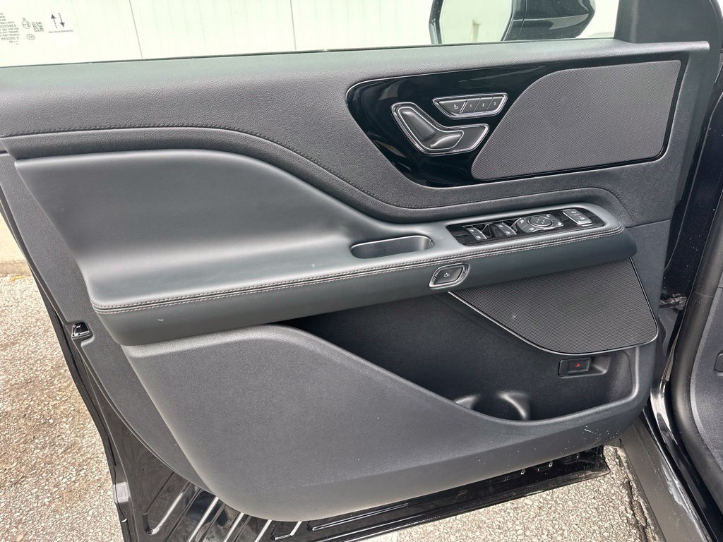 New 2026 Lincoln Aviator AWD image 13