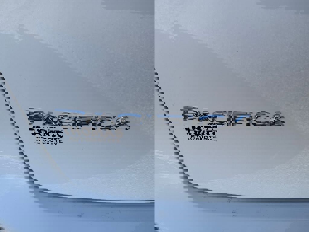 Used 2024 Chrysler Pacifica Touring-L image 11