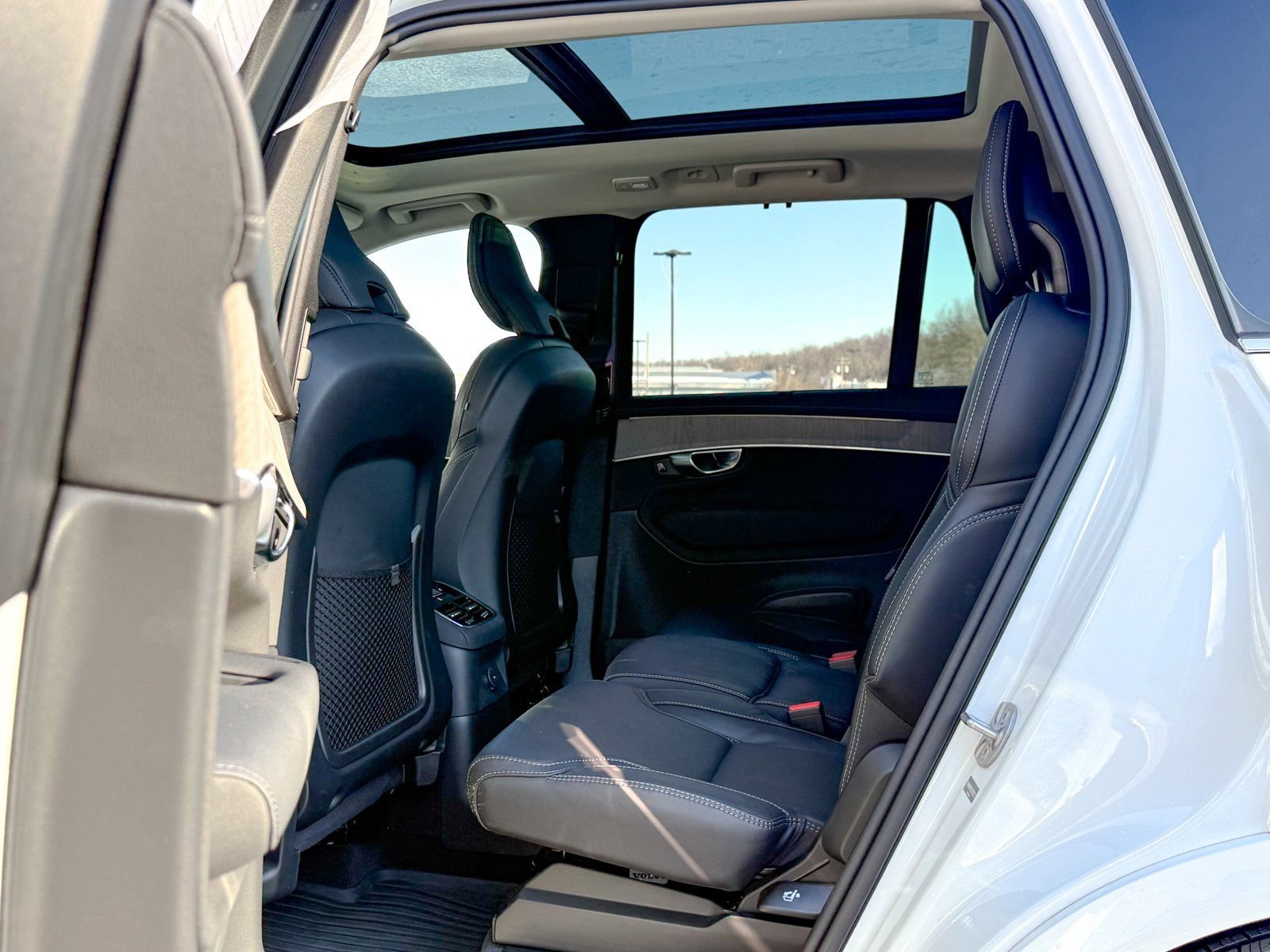 Used 2025 Volvo XC90 T8 Ultra w/ Protection Package AWD/4WD image 19