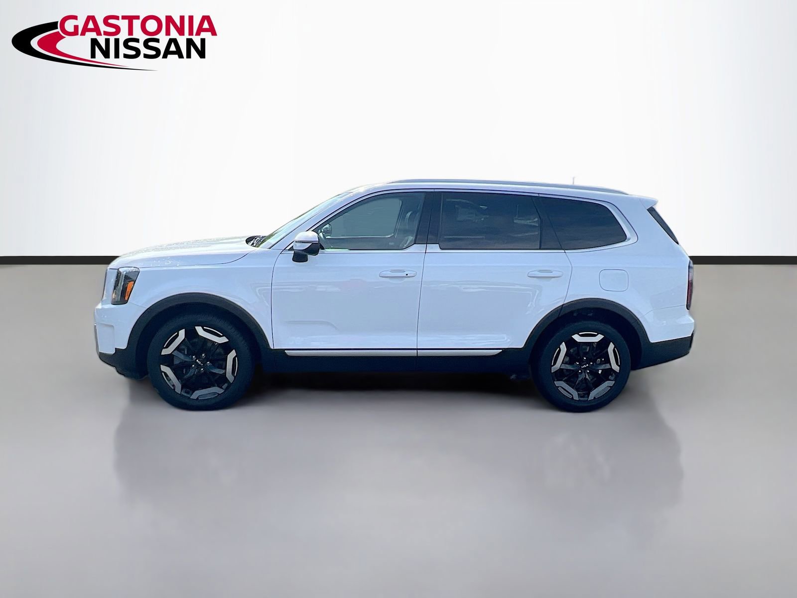 Used 2023 Kia Telluride EX w/ EX Captain's Chair Package image 5
