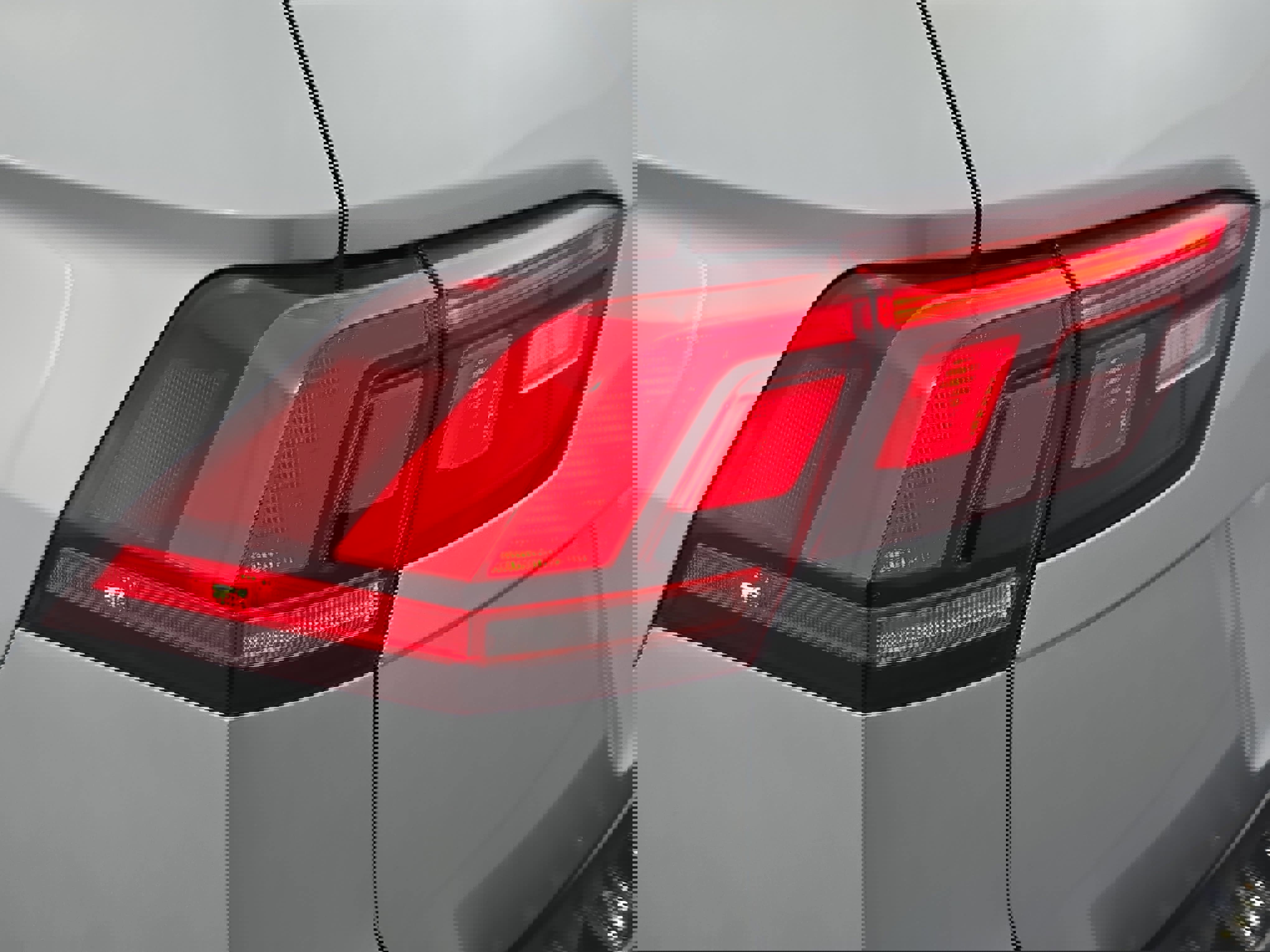 Used 2022 Volkswagen Tiguan SE R-Line image 33