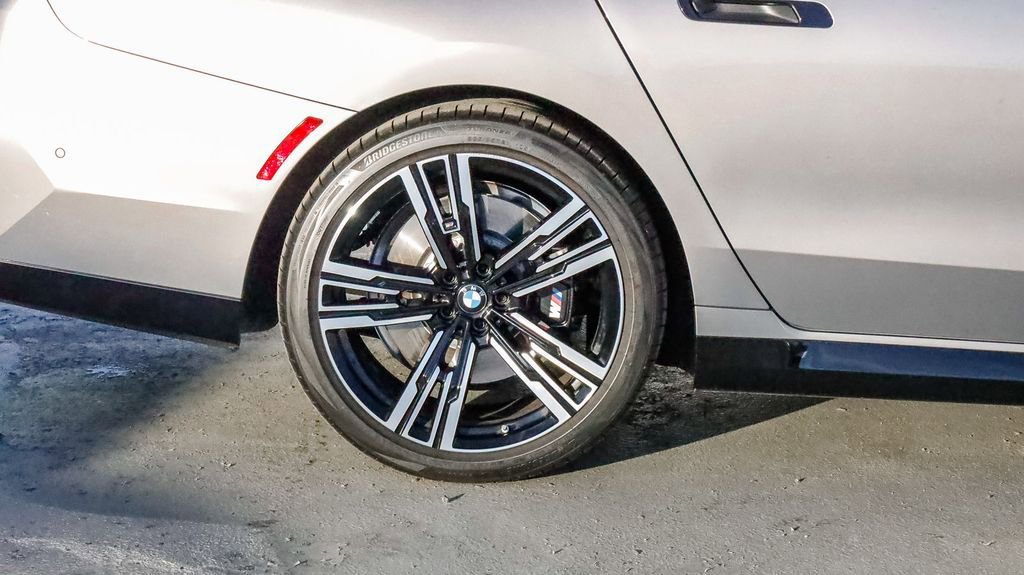 Used 2025 BMW 740i 740i w/ Premium Package image 8