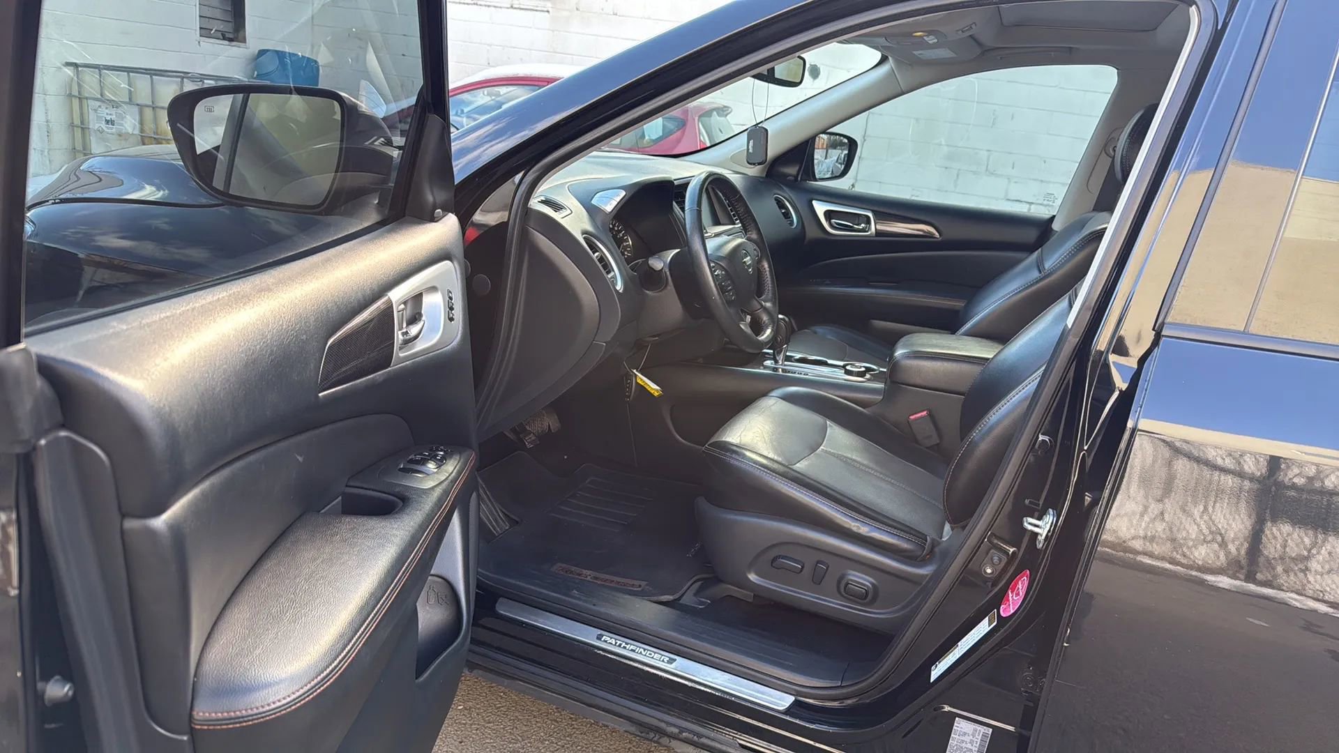Used 2020 Nissan Pathfinder SL AWD/4WD image 23