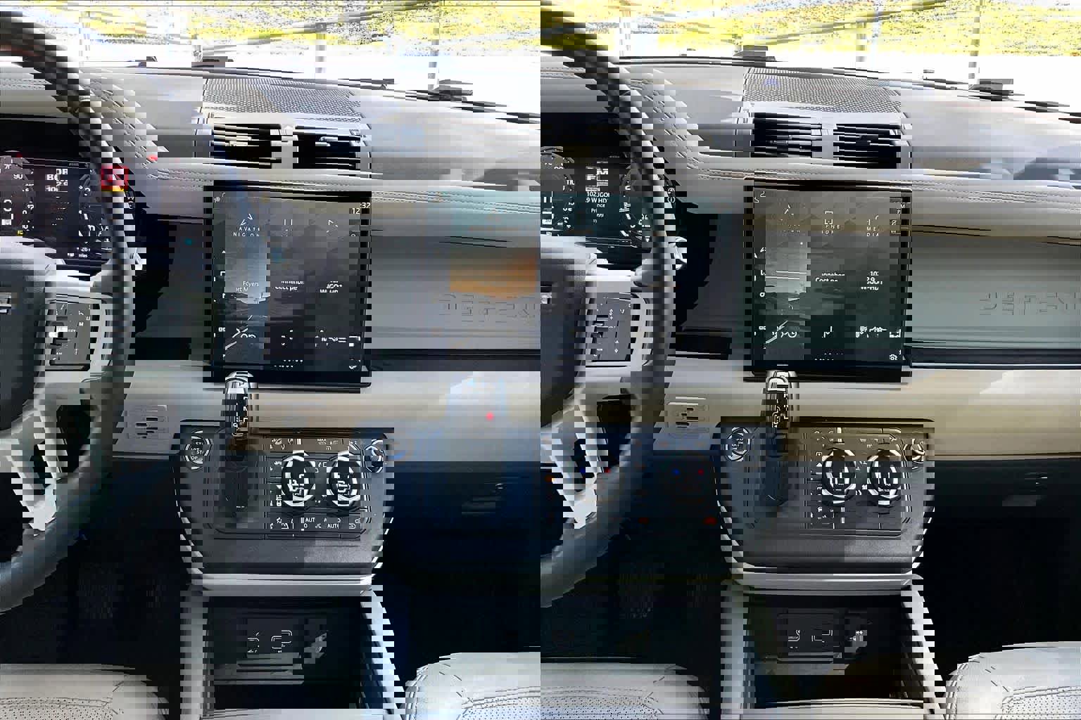 Used 2023 Land Rover Defender 130 SE image 7