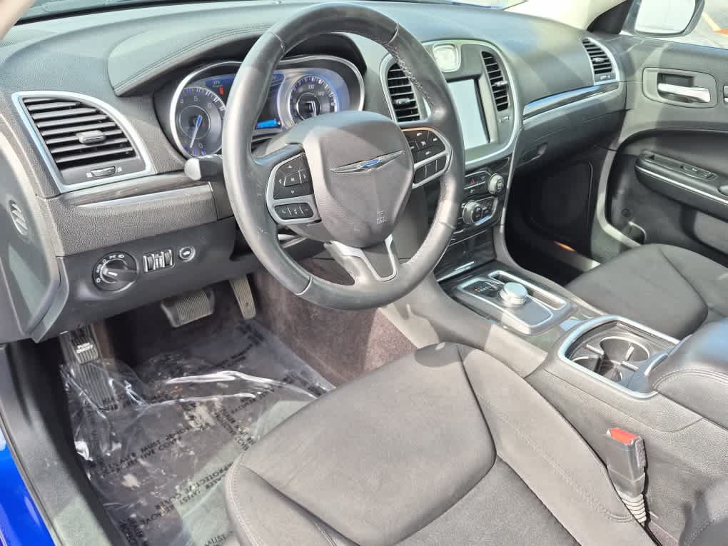 Used 2018 Chrysler 300 Touring w/ Chrome Appearance Package RWD image 11