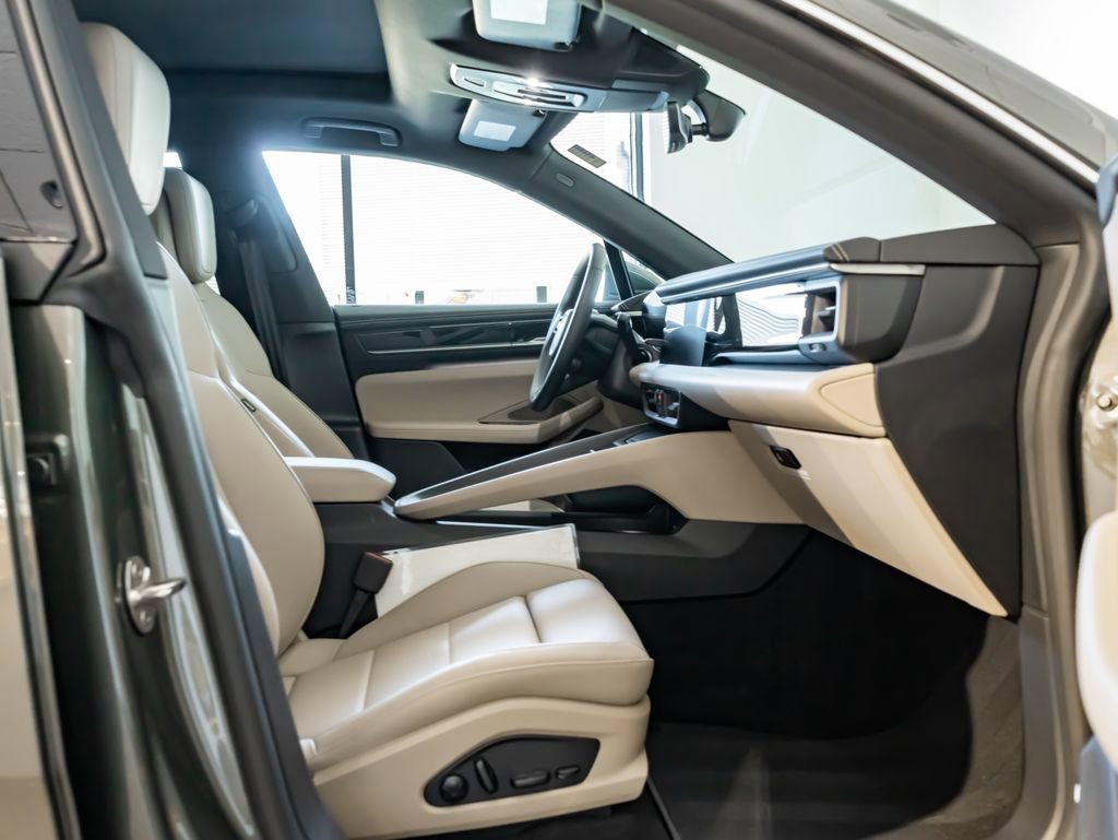 Certified 2025 Porsche Macan 4S Electric AWD/4WD image 29