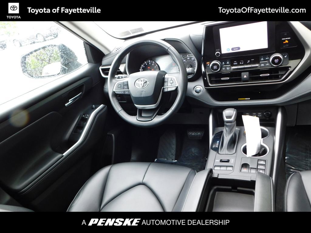 Used 2023 Toyota Highlander XLE AWD/4WD image 7